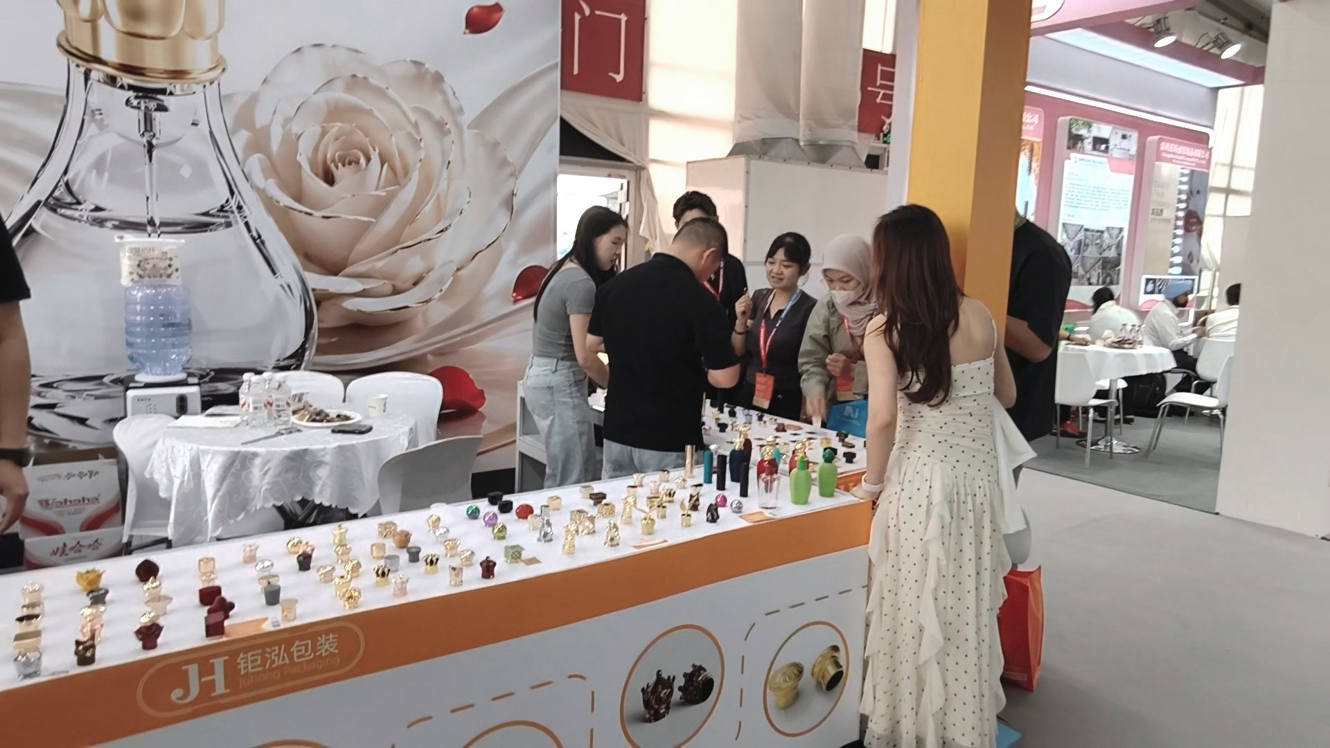 Последние блоги о компании Компания Juhong Packaging добилась большого успеха на выставке CBE Shanghai 2026, представив роскошные парфюмерные колпачки нового поколения Zamak.