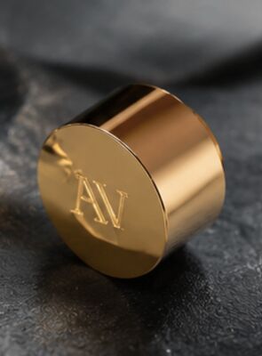 Купить Luxury Magnetic Zamak Perfume Cap with Custom Engraved Logo and Mirror Gold Finish Производство в сети