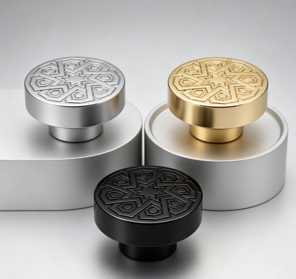 Купить Luxury FEA15 Perfume Bottle Cap Zinc Alloy Round Flat Cap With Embossed Carved Pattern Electroplated Fragrance Lid Custom Zamac Perfume Cap (Любовь к парфюмерным бутылкам из цинкового сплава с круглой крышкой) Производство в сети